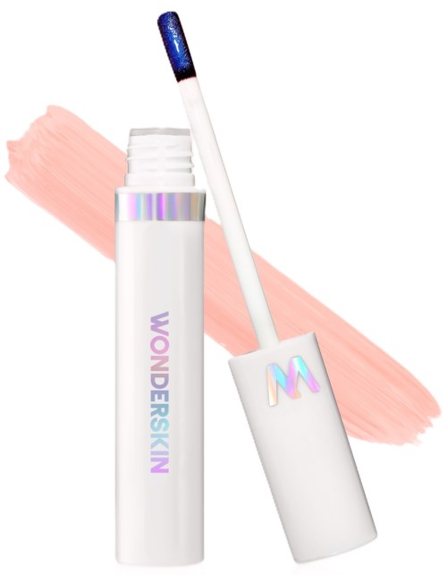 Lippenpflegestift mit blauem Applikator; pastellrosa Hintergrund mit weichem rosa Strich; Text 'WONDER SKIN' auf der Tube.