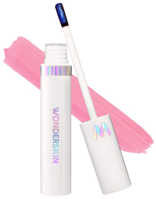 Een witte lipglossfles met paarse en roze tekst, en een roze lippenstift erachter.