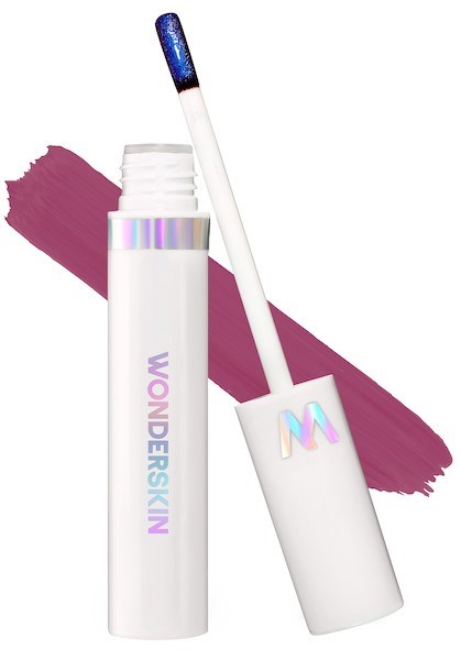 Lippenbalsemtub met paars en blauw iriserende accenten en een applicator, tegen een paarse streep.