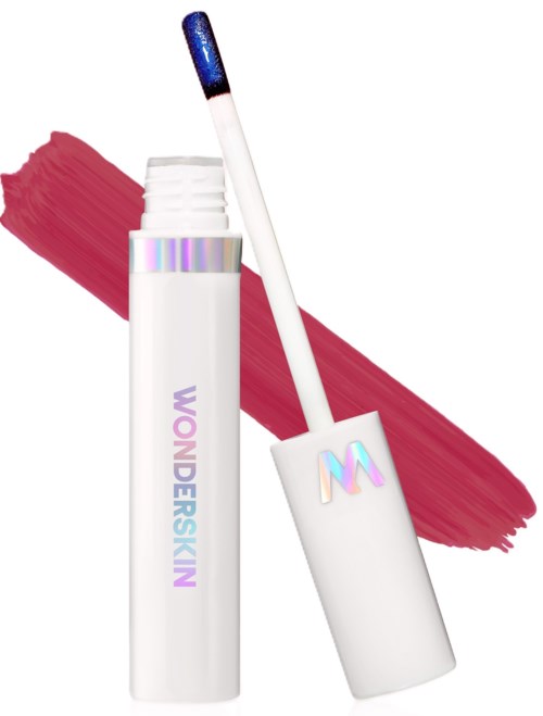 Een witte lipglosshuls met holografisch logo, open applicator toont blauwe glans, roze achtergrondstreek.
