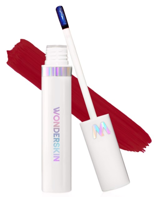Een witte lipglossbuis met regenboogletters, blauwe glans en een rode lippenstiftstreek op de achtergrond.