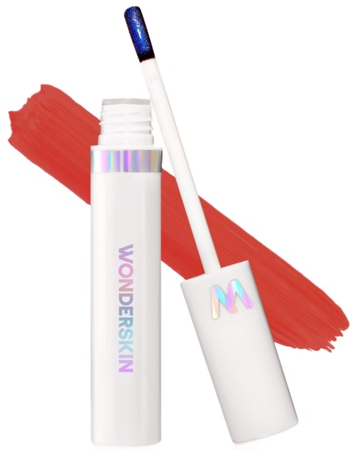 Lippenbalsemtube met een applicator met blauwe tip en een rode lippenstiftstreek op de achtergrond. De tube heeft een kleurrijk "WONDERSKIN" logo.