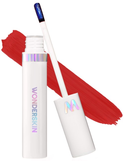Lippenstift-Glasstube mit einem glänzenden blauen Applikator, vor einem roten Lippenstiftstrich. Die Tube hat einen irisierenden Streifen und trägt die Aufschrift "WONDERSKIN".