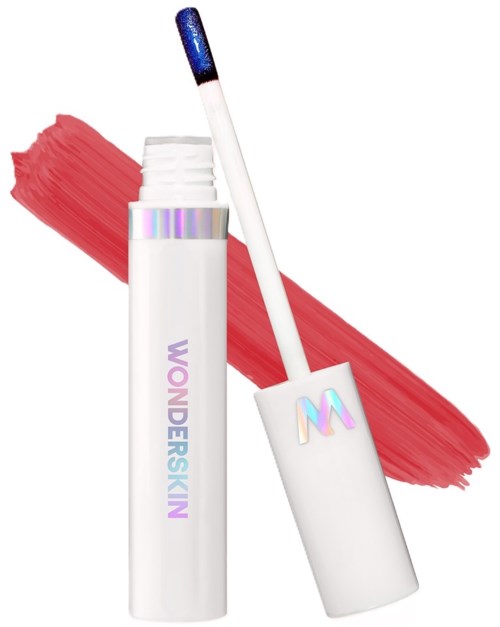 Lippenbalsemapplicator met een witte houder, roze lippenstiftvlek en blauwglanzende gloss.
