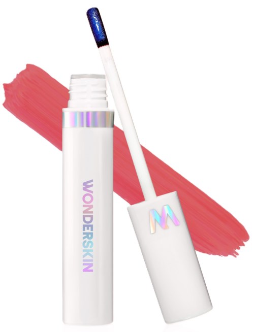 Lippenglossenhülse mit Applikator mit blauer Spitze, pinker Pinselstrich im Hintergrund und irisierende Reflektionen.