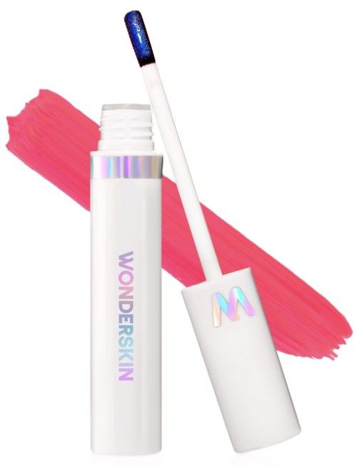 Een witte tube met een paarse en blauwe logo, een applicator met donkerblauwe glans, en een roze lippenstiftachtergrond.