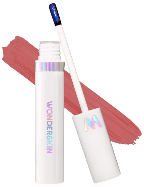 Lipgloss-Röhre mit blauer Spitze, rosa Lippenstiftstrich im Hintergrund, Markenname 'WONDERSKIN' auf dem Röhrchen.
