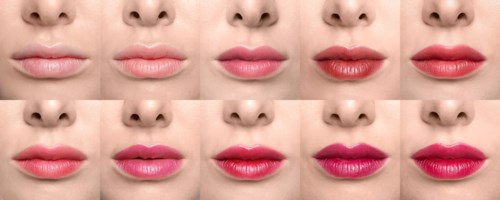 Verschiedene Lippenstiftnuancen sind auf Lippen gezeigt, von hell bis dunkel, mit verschiedenen Finishes und Farben in einem Gitter.