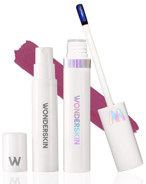 Eine weiße Lipglosshülse mit lila und blauer Beschriftung, Applikator, und lila Lippenstiftfleck.