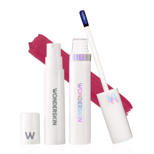 Een collectie huidverzorgingsproducten met witte verpakkingen, paarse en blauwe accenten, en een roze achtergrond.