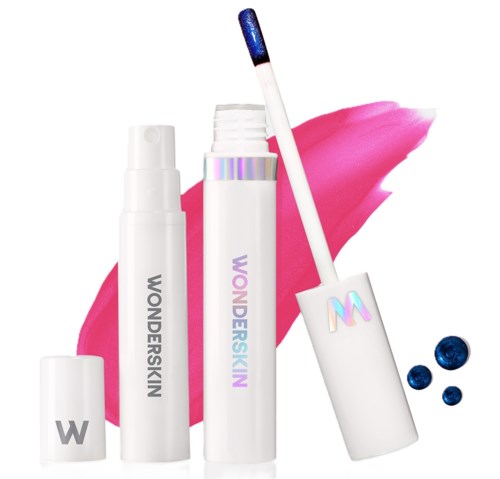 Lipgloss of vloeibare lippenstift met applicator, omgeven door roze veeg en kleine blauwe kralen.