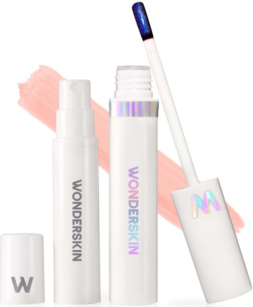 Een witte lipglossverpakking met een blauwgetinte applicator en een roze achtergrondborstel. Het merk is Wonderskin.