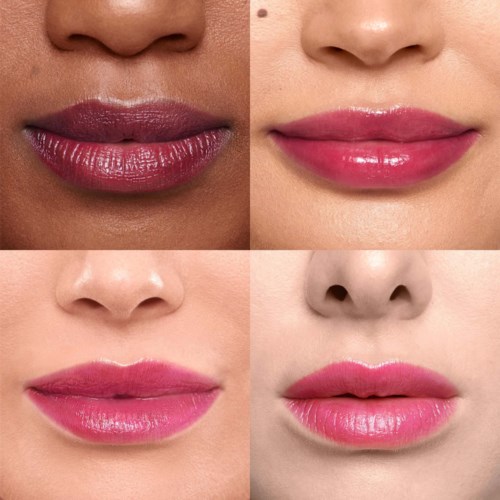 Twee paar lippen, een donkerder en een lichter, allebei met glanzende, roze lippenstift. Neuzen en huidskleuren verschillen.