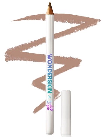 Een witte make-up potlood met kleurrijke tekst staat voor een bruine zigzag-achtergrond. Het potlood heeft een dop ernaast.