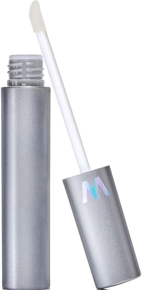 Sølvfarget tube med en påsatt applikatorbørste, sannsynligvis lip gloss eller flytende leppestift. Lokket har en fargerik 'M'-logo.