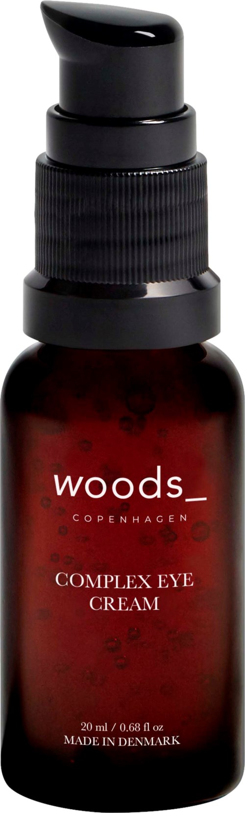 Eine kleine braune Flasche mit schwarzem Pumpverschluss, enthält Woods Copenhagen Complex Eye Cream, hergestellt in Dänemark.
