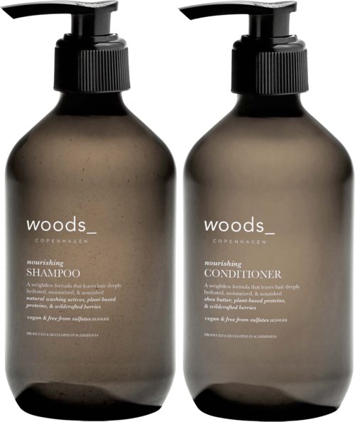 To mørkbrune flasker med pumpe, merket 'woods_' for sjampo og balsam, fra København, enkel design.