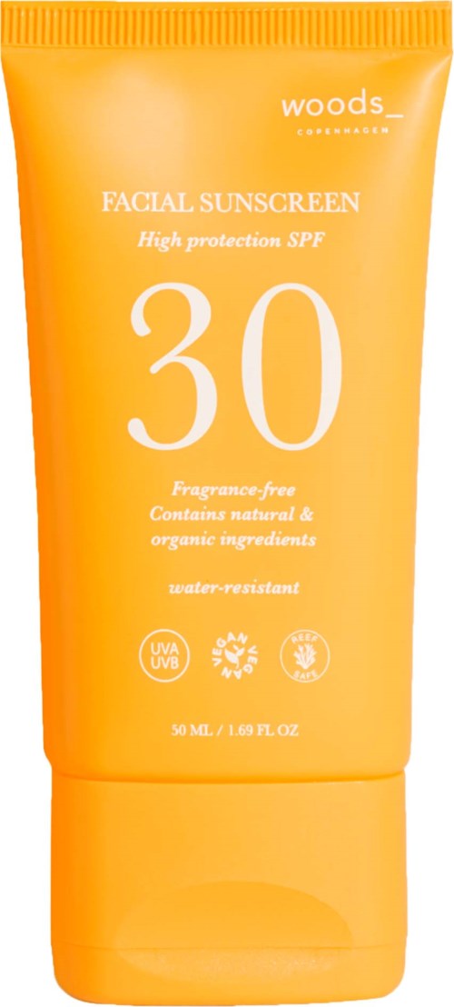 Orangene Sonnencremetube mit 'Woods'-Logo, SPF 30, wasserfest, parfumfrei, natürliche Inhaltsstoffe, breiter Schutz.