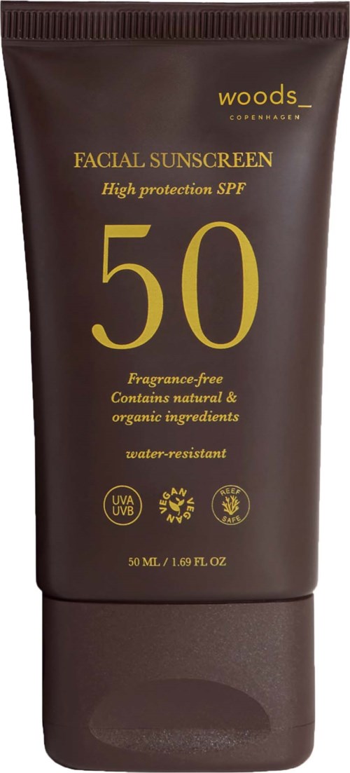 Eine braune Tube mit Woods Gesichts-Sonnenschutz mit SPF 50. Es erwähnt hohen Schutz, Naturstoffe und Wasserfestigkeit.