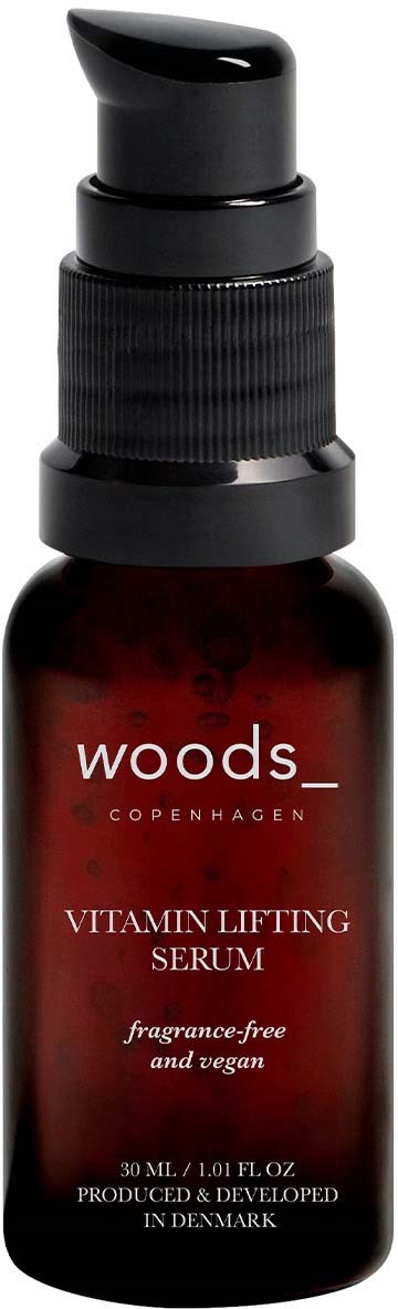Eine kleine braune Flasche mit schwarzem Pumpkopf enthält Woods Copenhagen Vitamin Lifting Serum, duftfrei und vegan.