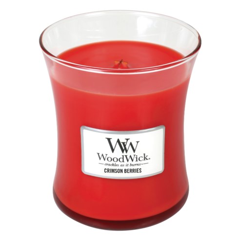 Eine rote Kerze mit Aufschrift WoodWick und schwarzer Docht. Die Kerze befindet sich in einem klaren Glas.