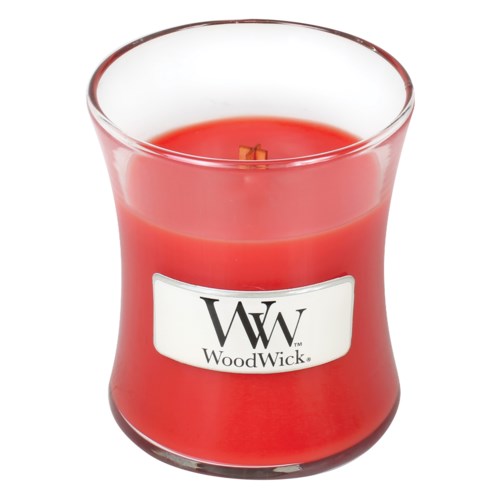 Eine rote Wachs-Kerze in einem Glas mit "WoodWick"-Aufdruck, unangenutzt und bereit zum Anzünden.