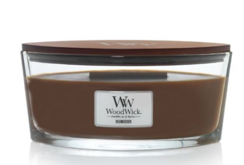 Lasisilmässä on ruskea kansi ja sisältää suklaisen värisen kynttilän. Etiketissä on WoodWick-logo.