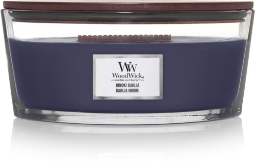 Een kaarscontainer met een donkerblauw label en een bruin deksel, toont het WoodWick-merk en geurnaam.