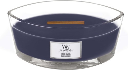 Een donkerblauw kaarsje in een glazen kom met een WoodWick-label. De lont is zichtbaar.