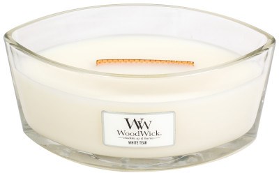 Valkoinen tee-sytytölasi vahakynttilä, WoodWick-merkki ja näkyvä puuvetreuna. Se ei ole sytytetty.