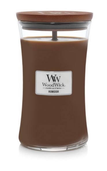 Ruskea tuoksukynttilä lasipurkissa, jossa on puurimainen kansi, merkitty 'WoodWick' ja 'Humidor'.