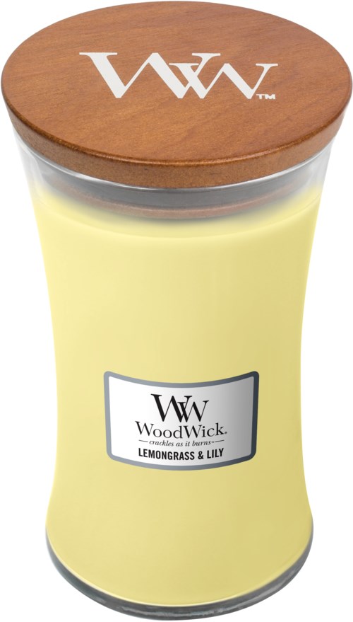 Keltainen kynttilä lasipurkissa, jossa on puislaatikko. Kärjessä on etiketti WoodWick Lemon Grass & Lily.