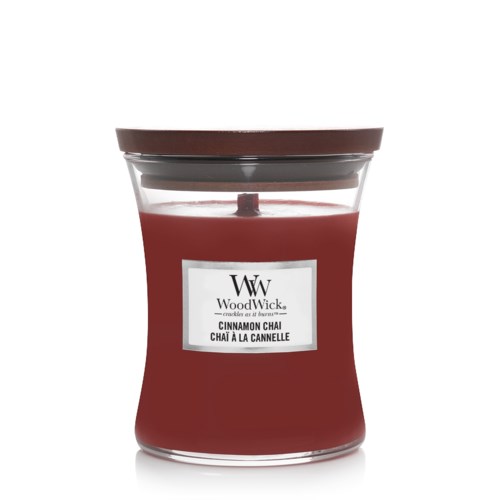Rode kaars met zwart deksel, gemerkt 'Cinnamon Chai' van WoodWick.
