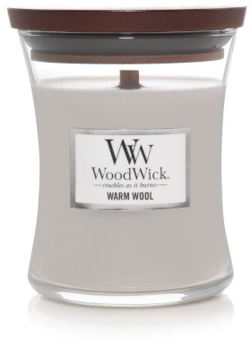 Ett vitt ljus i ett glas, med ett trähölje, märkning 'Warm Wool' från WoodWick, med veke inuti.