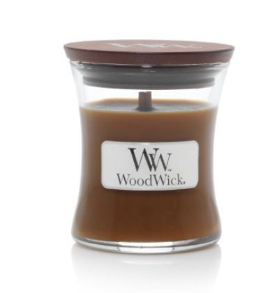Ruskea kynttilä lasipurkissa, jossa on kansi, ja etiketti 'WoodWick.'