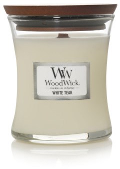 Valkoinen kynttilä lasipurkissa, jossa on puulauta, nimeltä 'WoodWick White Teak'.
