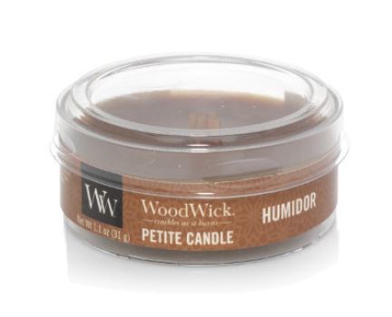 Pieni kynttilä muovipurkissa, jossa on ruskea etiketti, nimeltään WoodWick, Humidor-tuoksu.