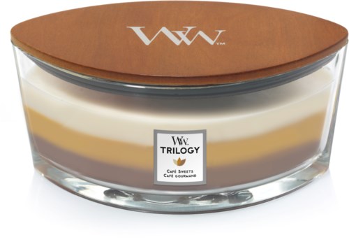 En dessert med lag i en glasskål, dekket med et trelokk, merket "WW TRILOGY CAFE SWEETS."