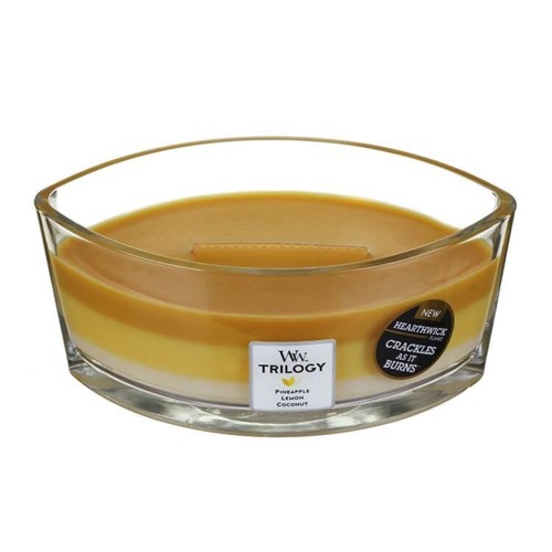 Et tealight-lys i en klar glassbeholder, med lagdelt guloransje voks og en etikett som lister opp ananas, sitron og kokos.