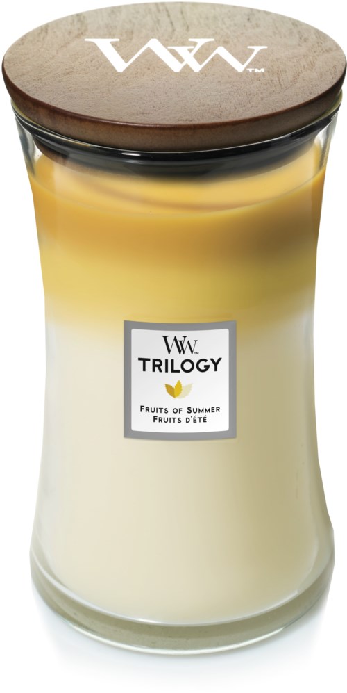 Et stort lys i glass med lokk av tre, merket "Trilogy Fruits of Summer."
