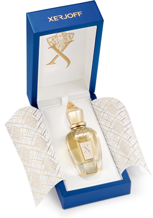 Een parfumfles in een blauw doosje met witte en gouden verpakking, gemerkt 'XERJOFF'.