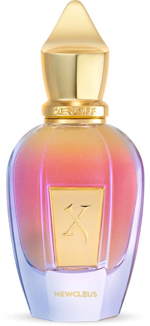 Een kleurrijke, iriserende parfumfles met gouden dop en decoratief voorlabel. Het heeft een luxe en glanzende uitstraling.