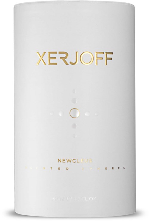 Een witte fles met gouden tekst zegt XERJOFF, met kleinere tekst eronder. Het lijkt op een parfum of cosmeticafles.