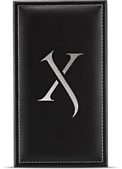 Czarne prostokątne pudełko z białym przeszyciem i srebrnym logo 'XS' na środku.