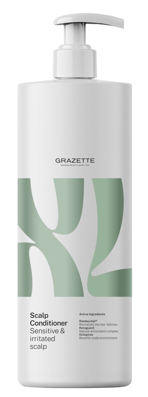 Een witte fles scalp conditioner met pomp, gemarkeerd voor gevoelige en geïrriteerde hoofdhuid, met grote groene letters.
