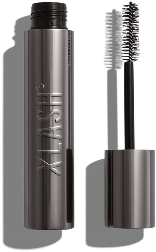 Een grijze cilindervormige container met een borstel ernaast, waarschijnlijk mascara.