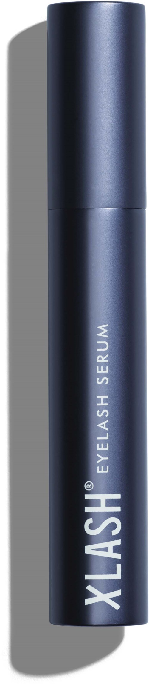 En blå, cylindrisk flaska märkt 'XLASH Eyelash Serum' med svart topp.