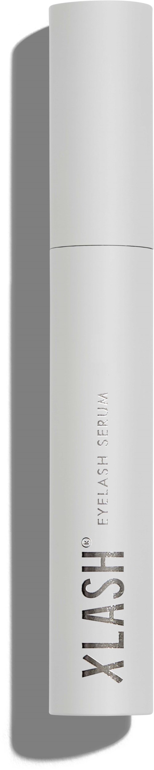 Een witte mascara tube met de woorden "XLASH EYELASH" erop, rechtop staand.