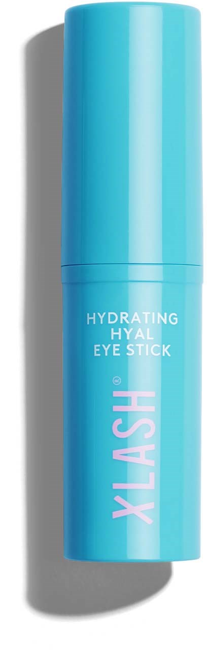 Een blauwe cilindervormige tube met witte tekst: 'Xlash Hydrating Hyal Eye Stick', rechtopstaand.