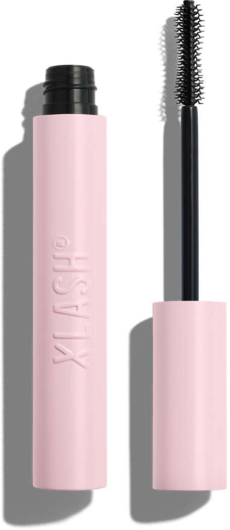 Een roze mascara-koker zonder dop, met de borstel zichtbaar.
